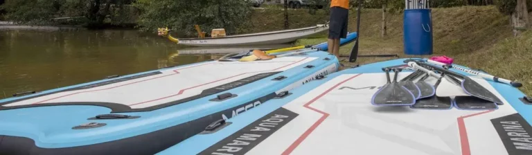 Sports et Bien-être. Des kayaks sur un lac