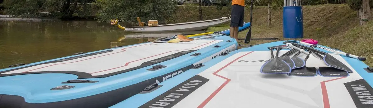 Sports et Bien-être. Des kayaks sur un lac