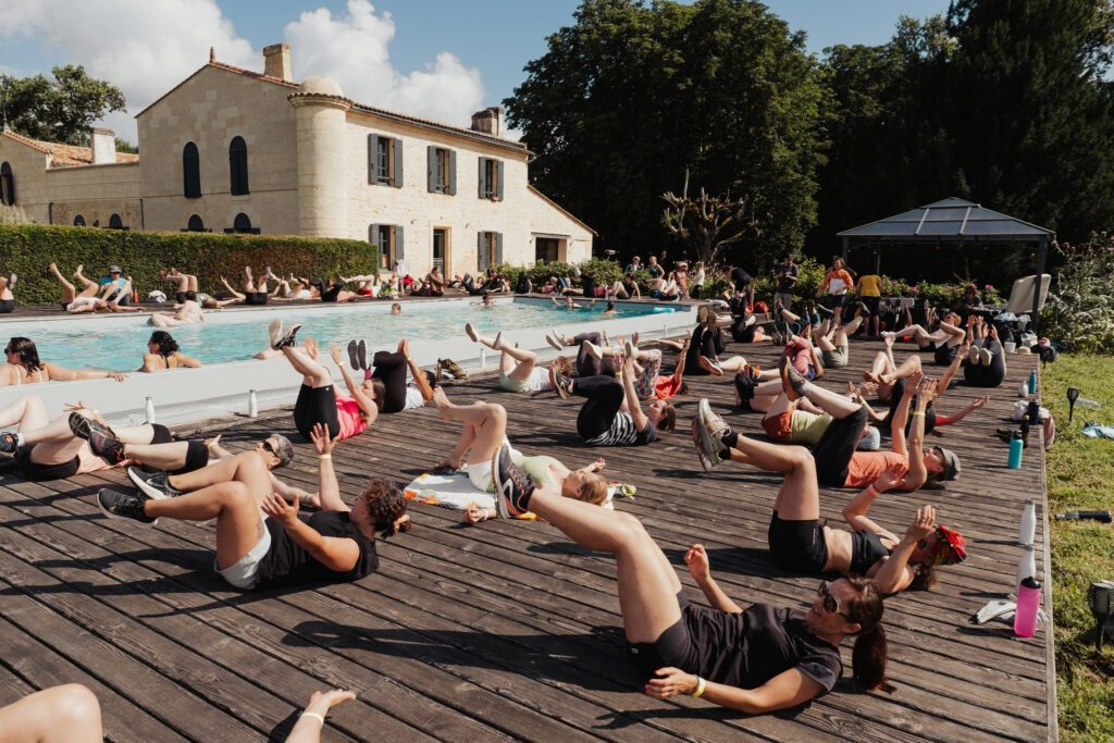 cours de sport autour de la piscine du domaine de belloc