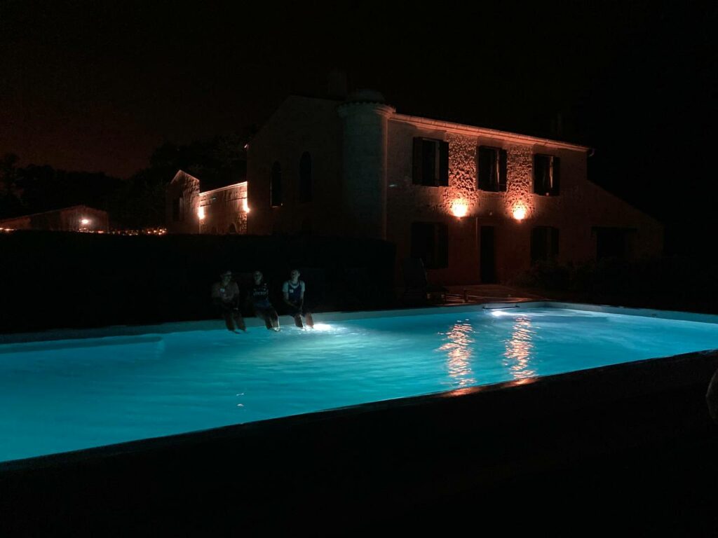 fabuleuses au foyer au bord de la piscine du domaine de belloc