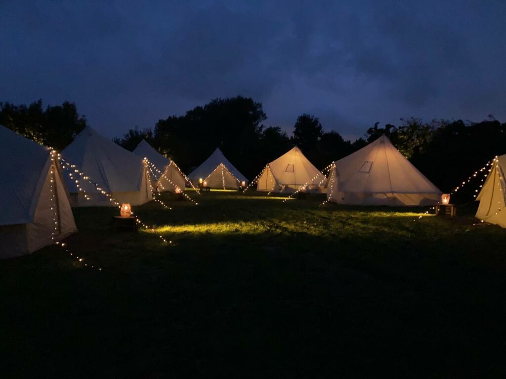 tentes plantées sur le domaine de belloc